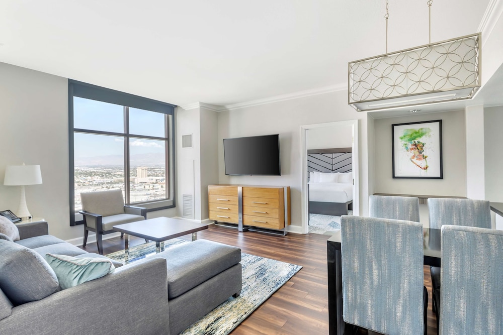 Suite, 2 Bedrooms - Photo 4