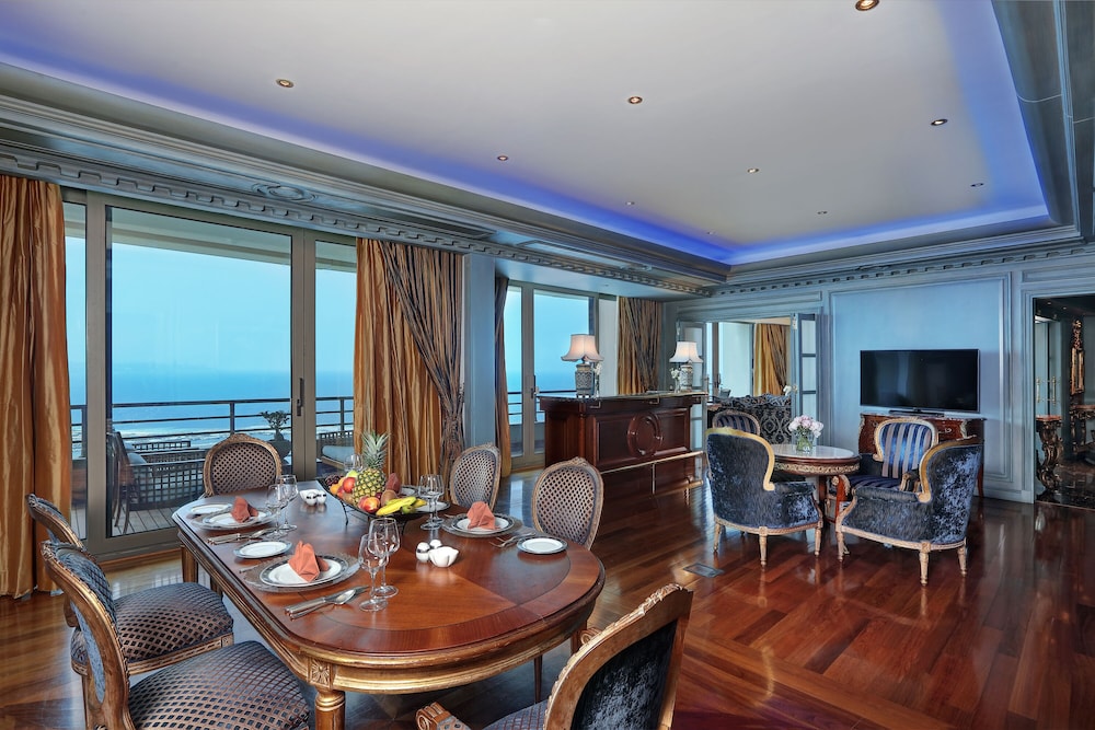 Royal Suite, 1 King Bed - Photo 11