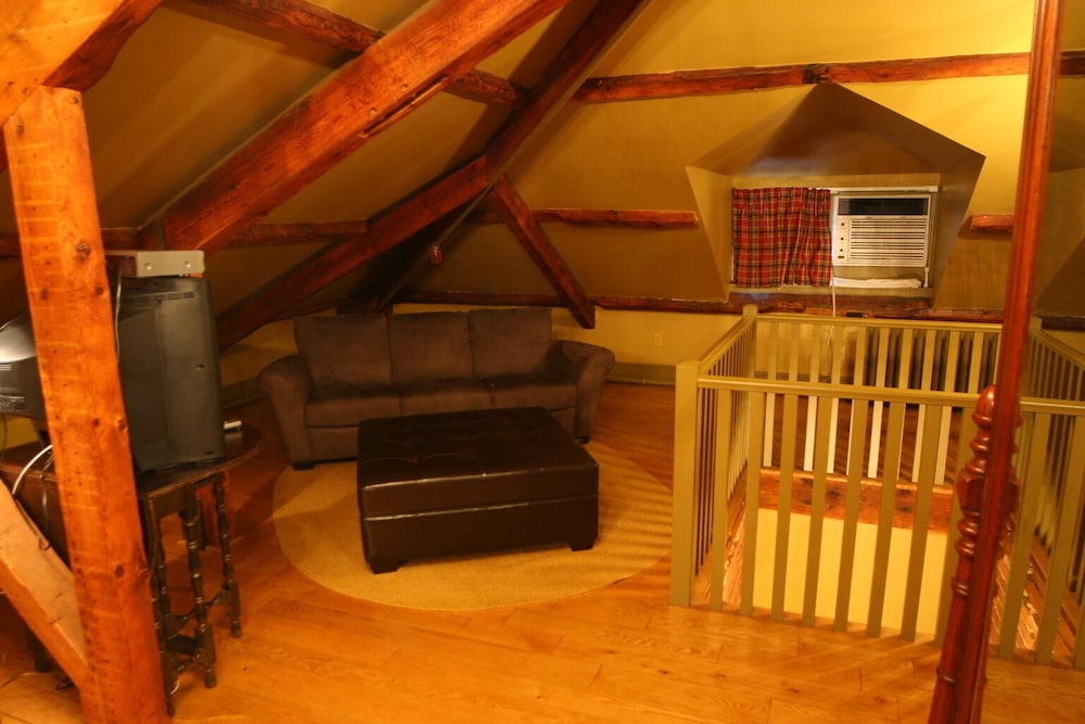Deluxe Room, 1 King Bed, Jetted Tub photo 3