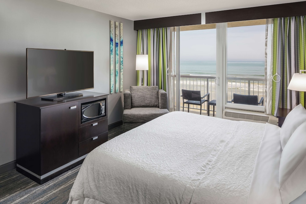 Room, 1 King Bed, Partial Ocean View (Balcony Shower) - Photo 1