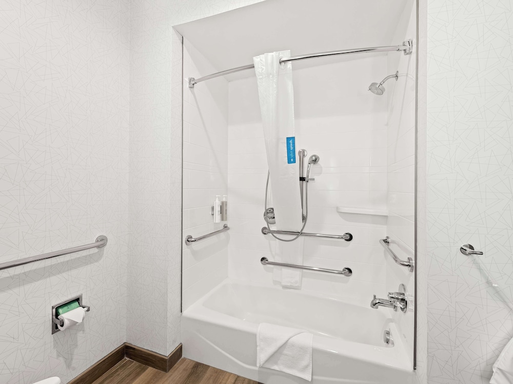 Room, 2 Queen Beds, Accessible, Bathtub - Photo 4