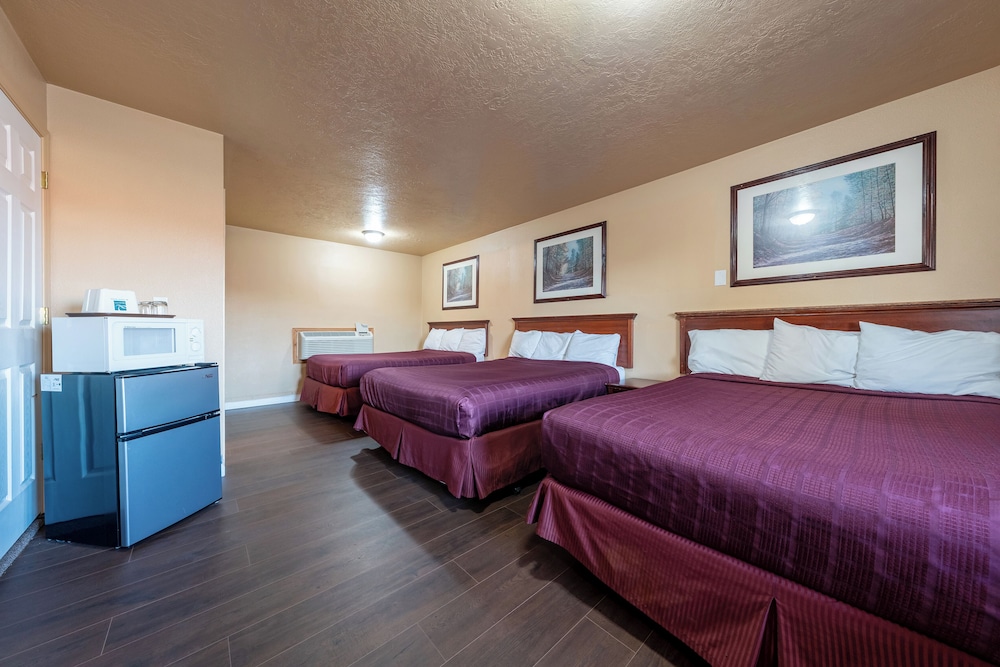 Room, Multiple Beds (3 Queen Beds)