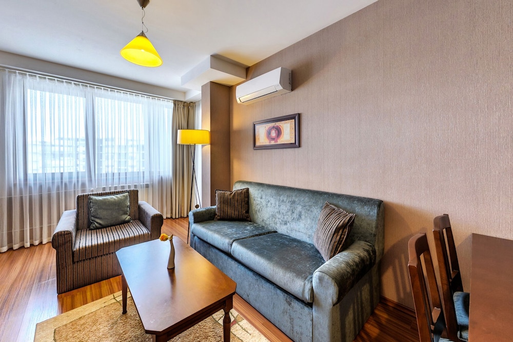 Executive Suite - Photo 3