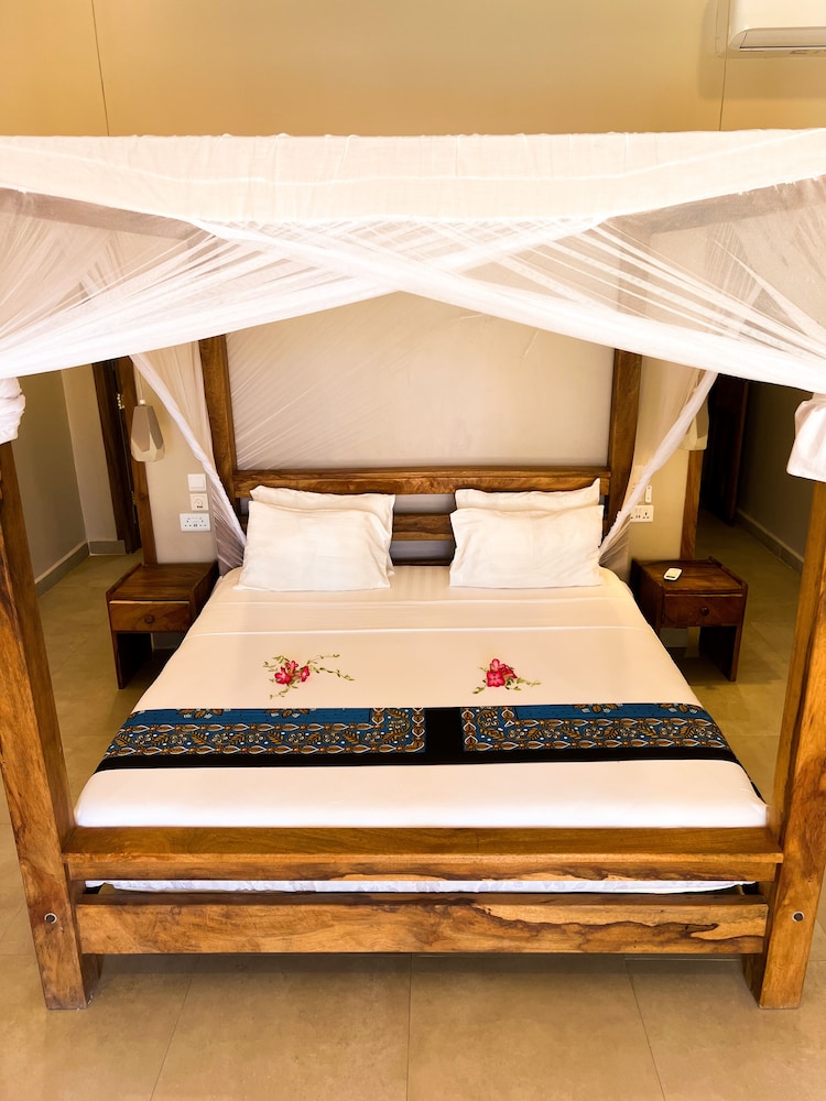 Deluxe Double Room, 1 King Bed, Ensuite, Pool View photo 1
