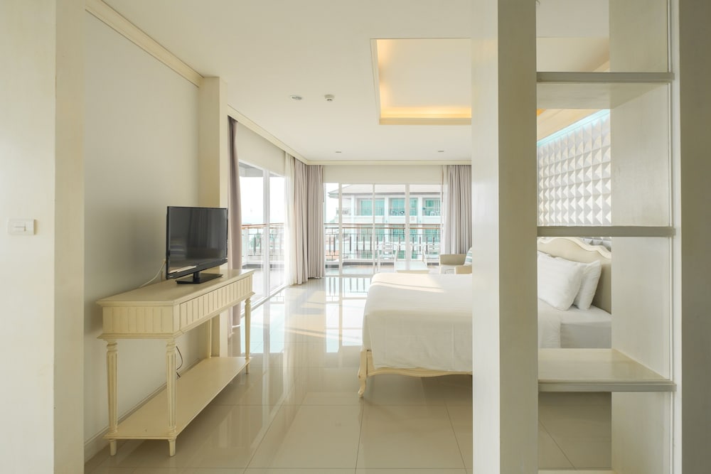 South Wing Suite High Floor - Photo 2