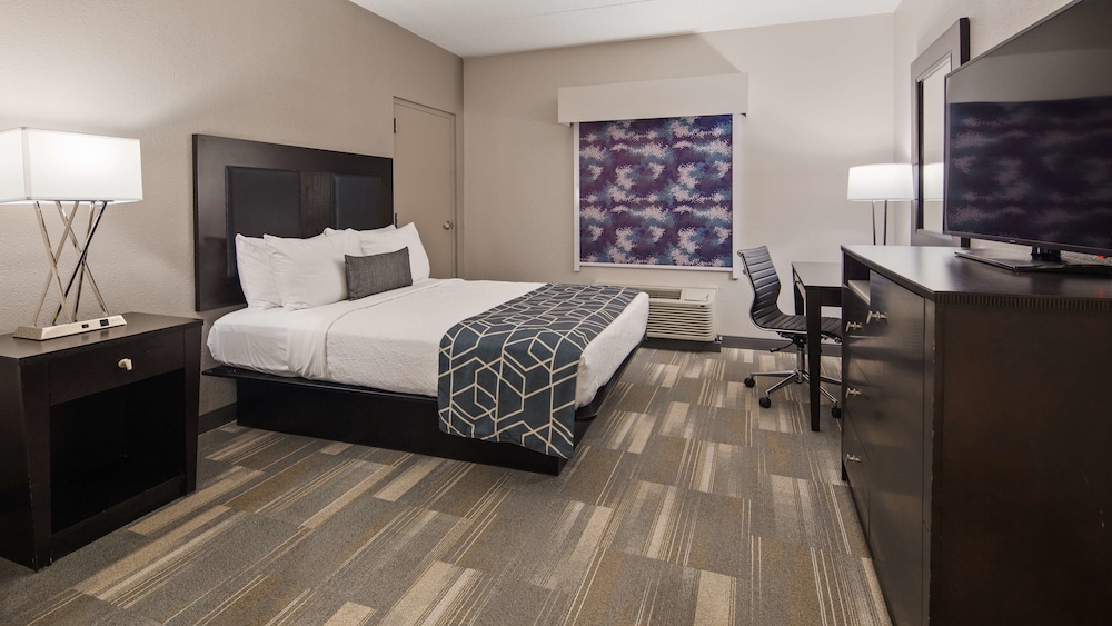 Standard Room, 1 Queen Bed, Refrigerator & Microwave - Photo 3