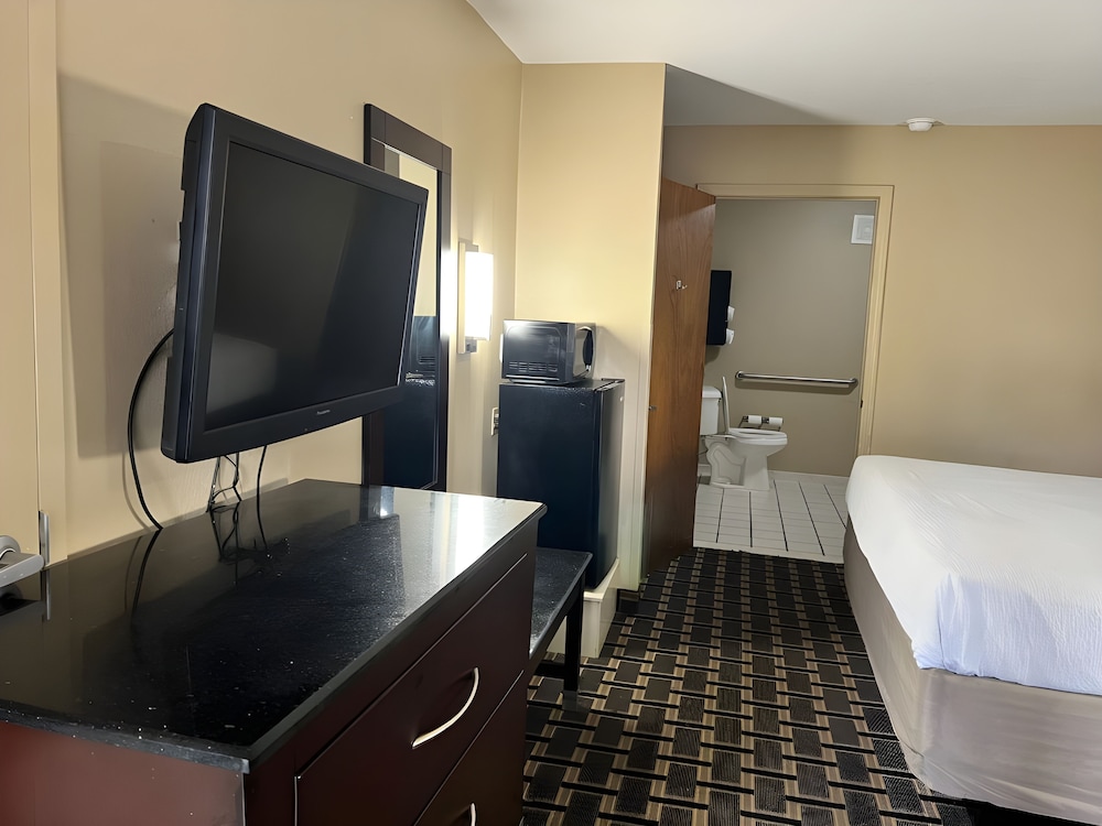 Room, 1 King Bed, Accessible - Photo 2
