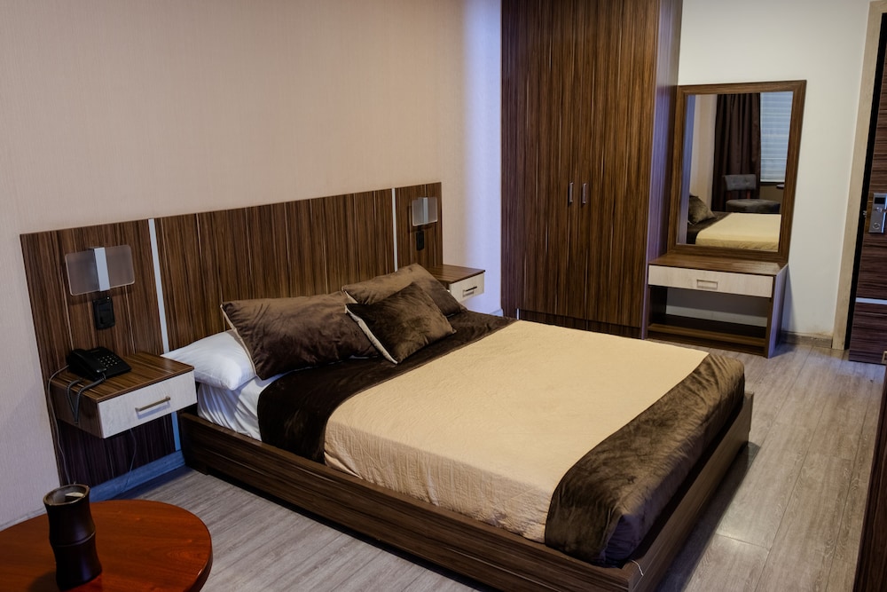 Queen Room photo 2