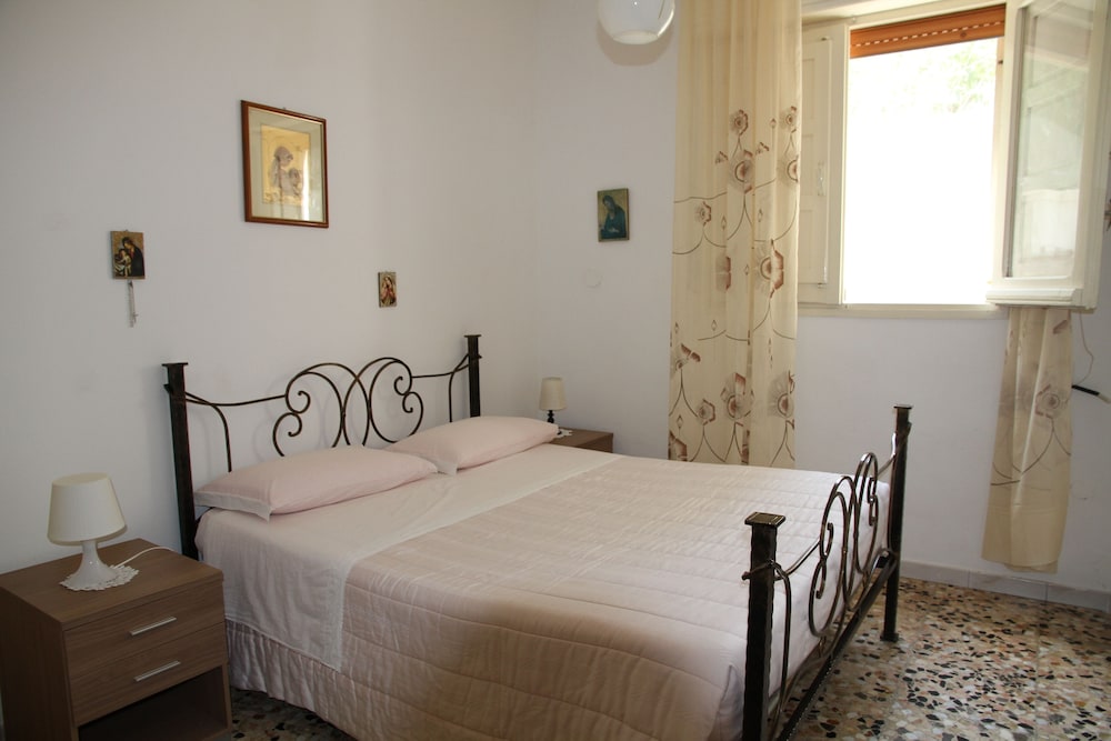House, 2 Bedrooms, Garden Area