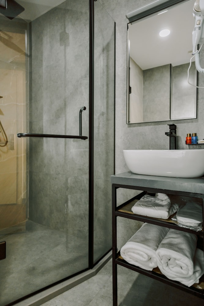 Standard Twin Room, Multiple Beds, Non Smoking, Balcony - Photo 7