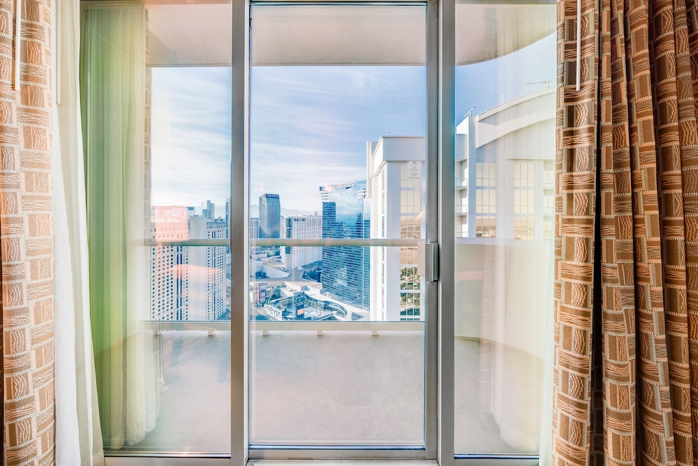1BR Balcony Suite Strip View - Photo 38
