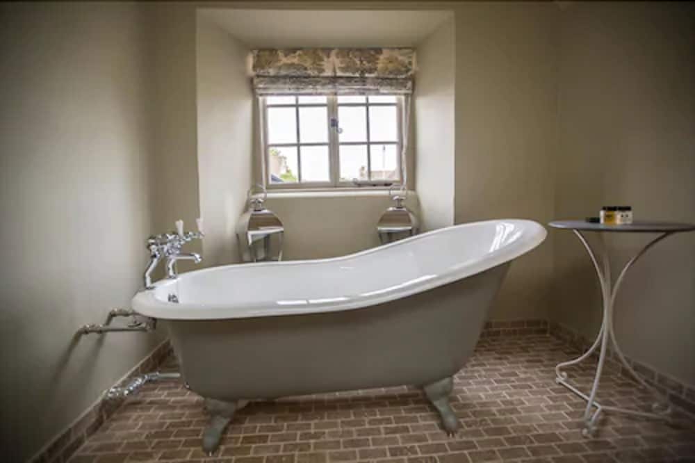 Suite, 1 King Bed, Bathtub photo 2