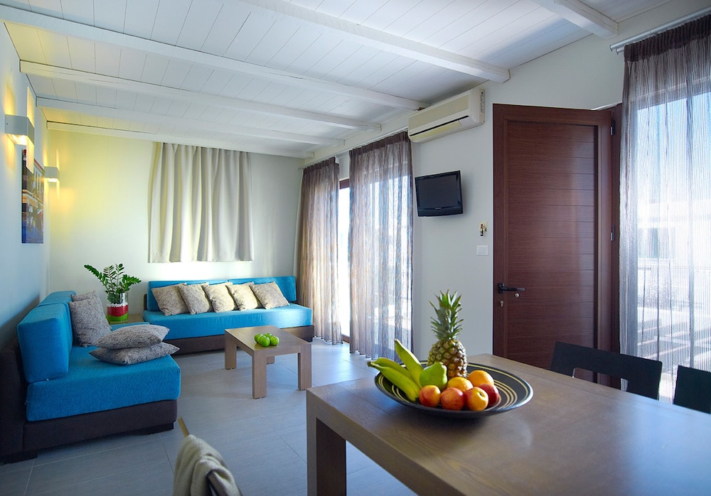 Family Room thumbnail 5