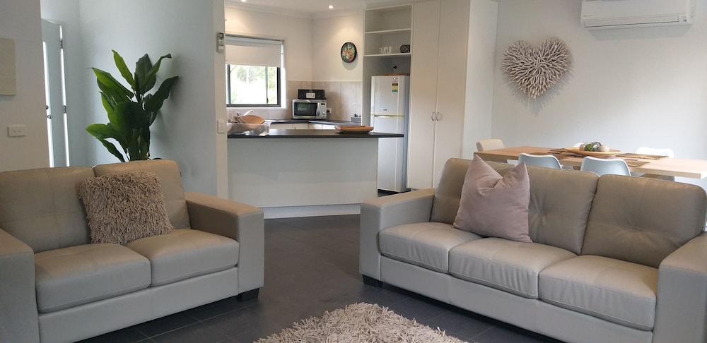Honeymoon Villa, 1 Bedroom, Jetted Tub, Garden Area photo 2