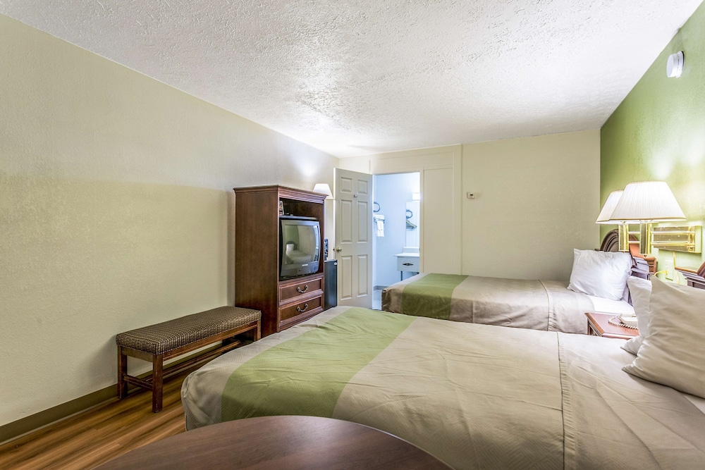Room, 2 Double Beds, Accessible, Non Smoking (Roll in Shower) photo 2