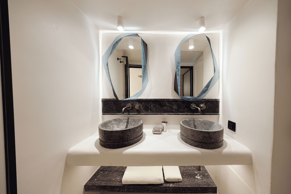 The Captain's Suite with Hot Tub & Caldera View - Photo 15