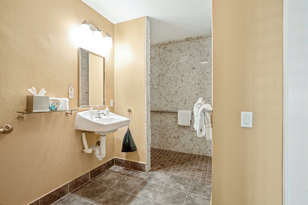 Suite, 2 Bedrooms (Garden Side, 3 Queen Beds)