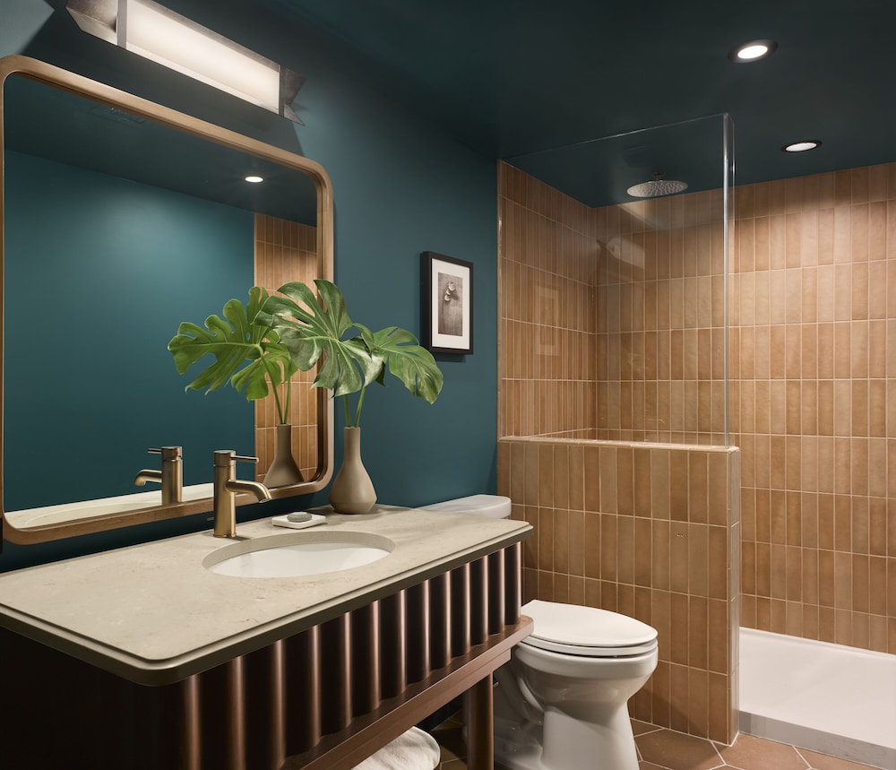 Grand Corner Suite (Non Smoking) (Accessible) - Photo 8