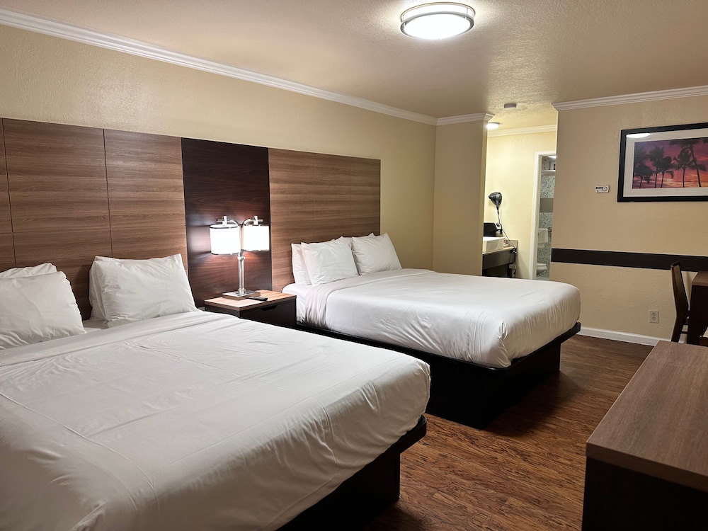 Standard Room, 2 Queen Beds - Photo 2