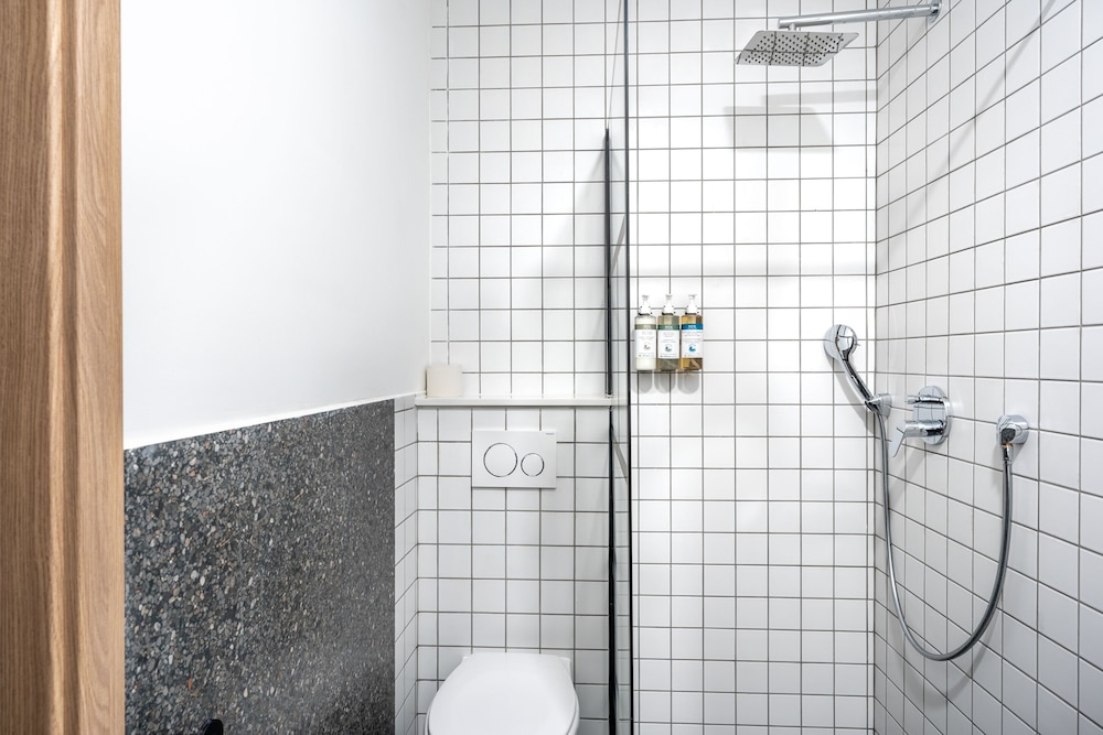 Large Studio with Kitchenette - Photo 12