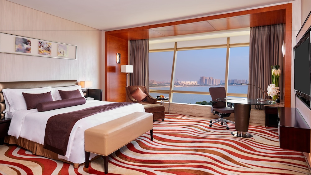 Premium Room, 1 King Bed, Accessible, River View (Upgraded, Club Lounge Access) thumbnail 5