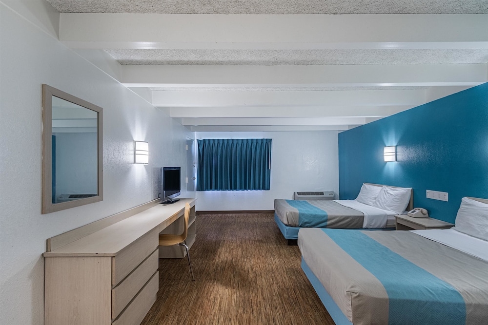 Standard Room, 2 Double Beds, Accessible, Non Smoking photo 3