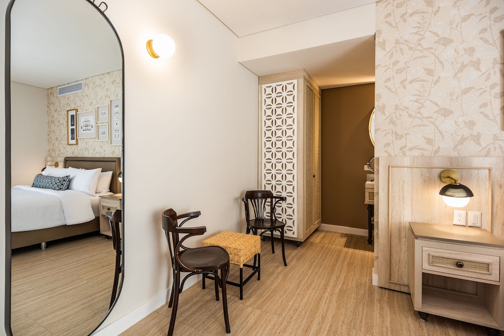 Premium Room, 1 King Bed, City View - Photo 9
