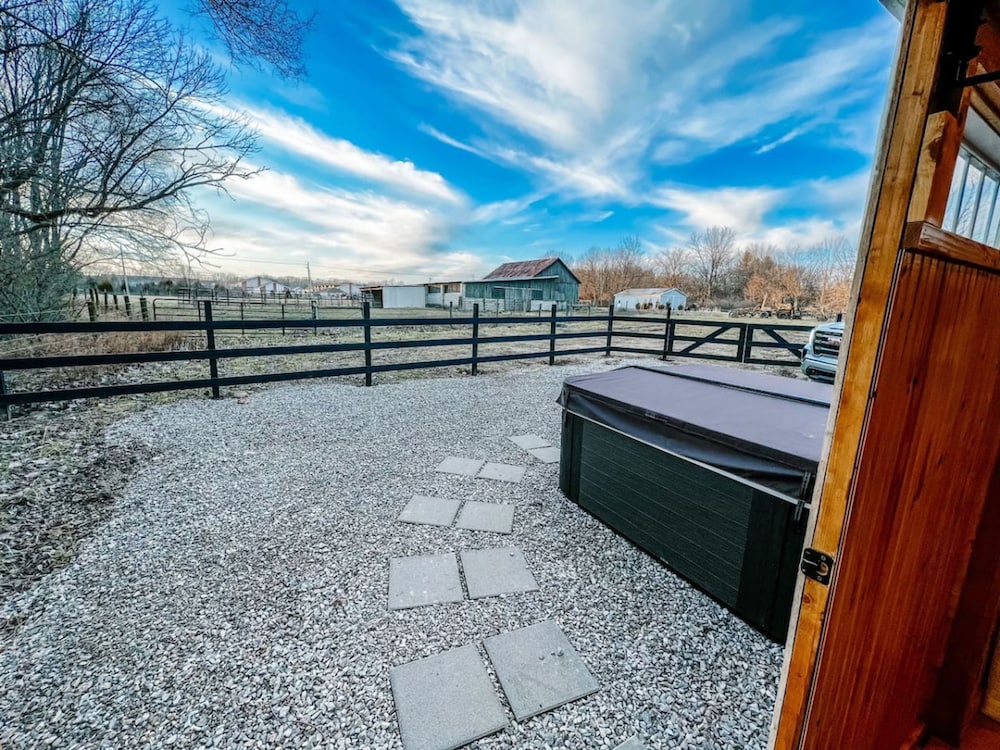 Ruby s Red Cabin Hot Tub Nature Horses Indy, Billede 4