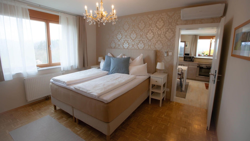 Deluxe Studio Suite, 2 Bedrooms, Patio, Hill View