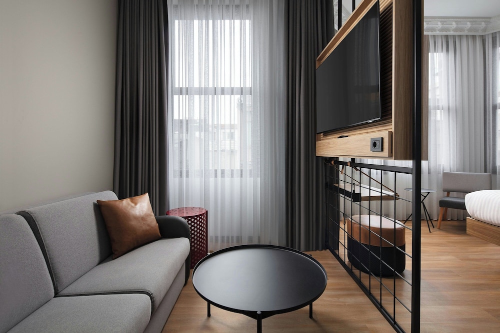 Room, 1 Queen Bed with Sofa bed, City View thumbnail 6