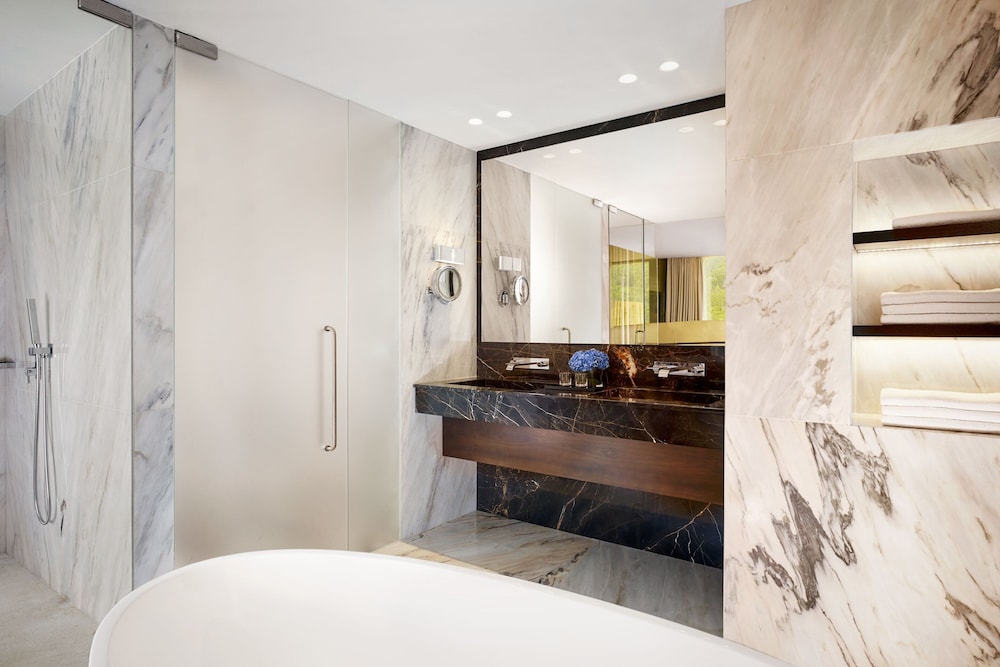 One Bedroom Suite with Balcony (Non Smoking)