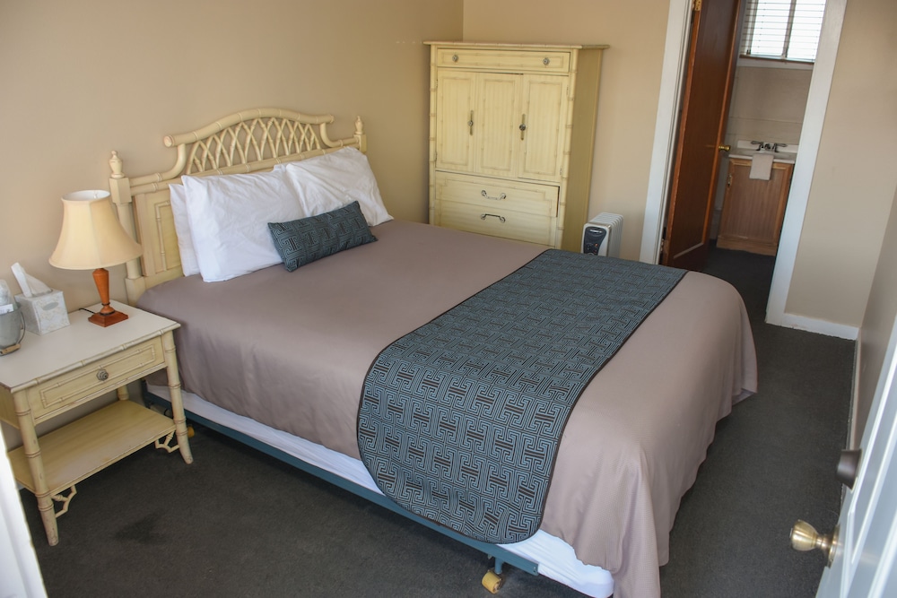 Basic Room, 1 Queen Bed photo 3