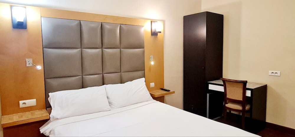 Basic Double Room, Shared Bathroom photo 2