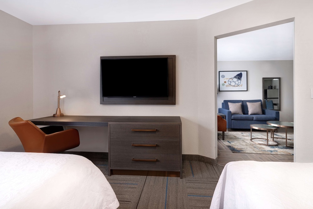 Suite, 2 Double Beds, Accessible, Bathtub - Photo 3