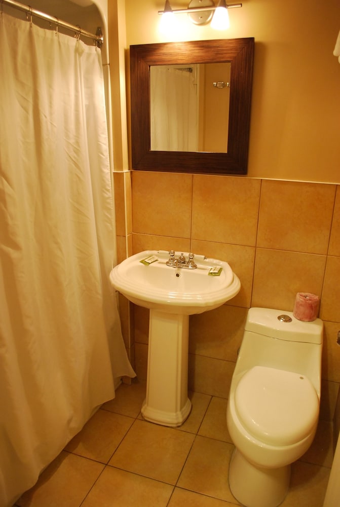 Room, 2 Double Beds photo 3
