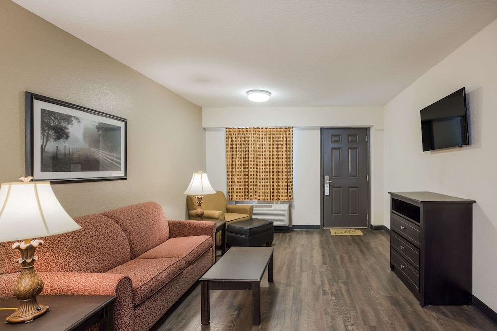 Suite, Multiple Beds, Non Smoking - Photo 6