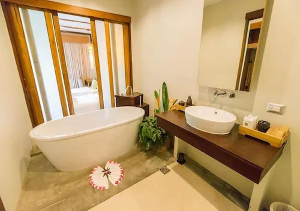 Deluxe Room, 1 King Bed, Pool Access - Photo 7