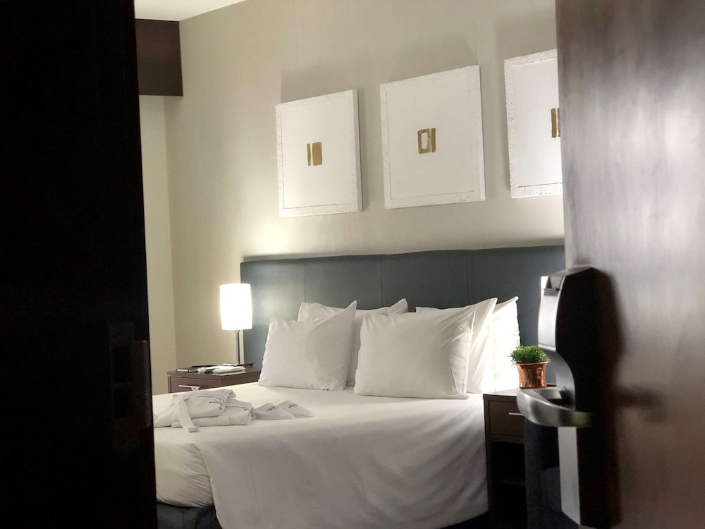 Junior Suite, 1 King Bed With Sofa Bed photo 2