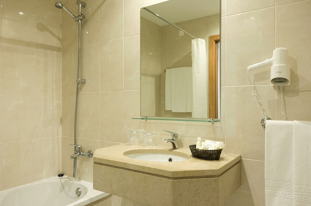 Triple Room, Multiple Beds photo 3