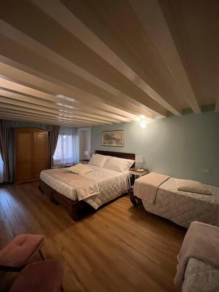 Family Quadruple Room photo 2
