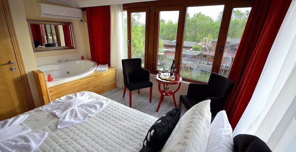 Deluxe Double Room, Jetted Tub, River View photo 3