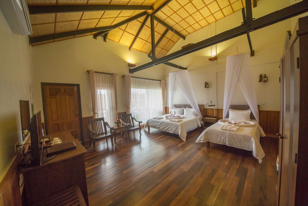Deluxe Bungalow Family Room photo 1