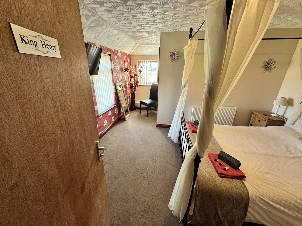 Basic Double Room, Private Bathroom, Courtyard View (King Henry)