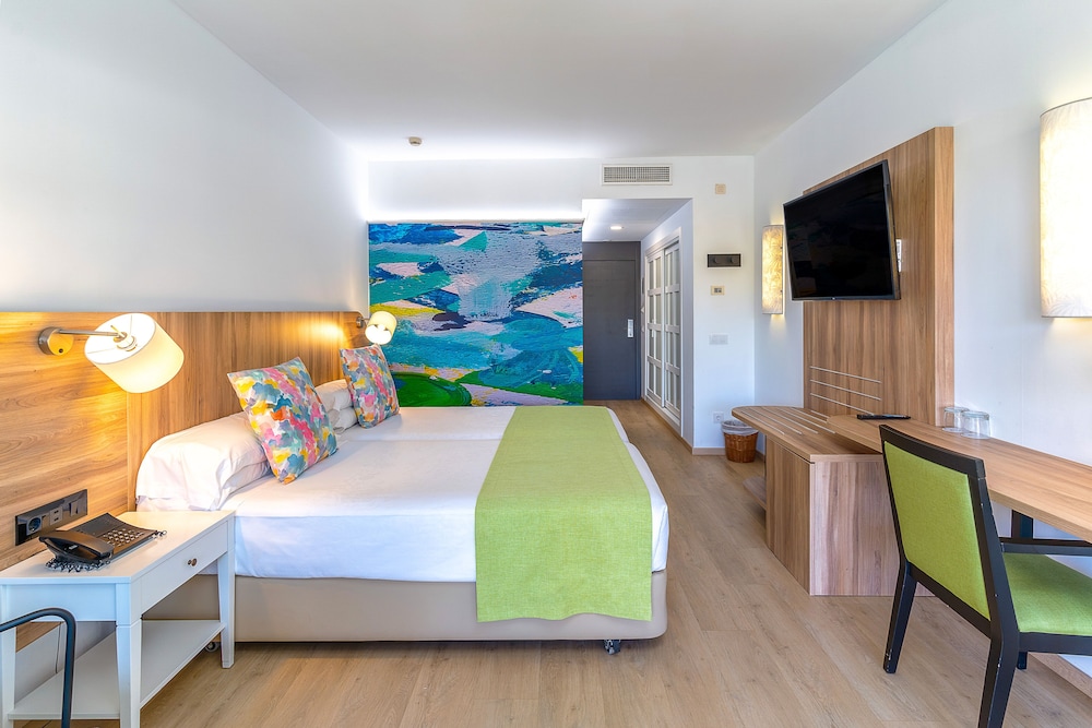 Superior Triple Room (2 adults and 1 child) photo 2