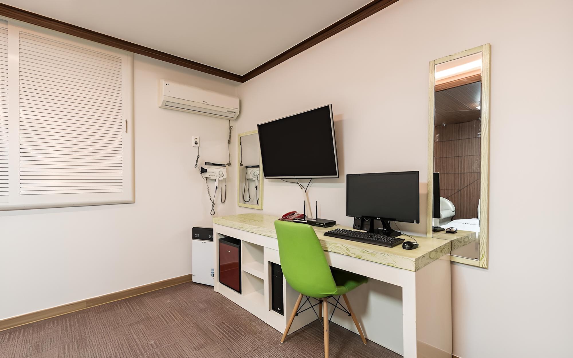 Room (Standard Room - Air Purifier (Netflix) - Photo 18