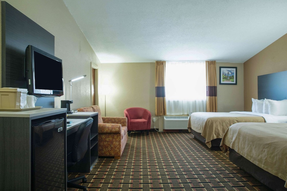 Standard Room, Multiple Beds, Non Smoking photo 2