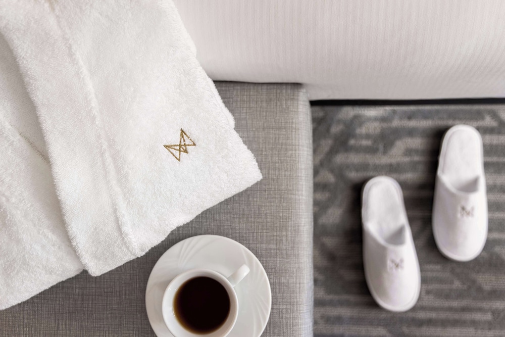 Suite, 1 Queen Bed thumbnail 6