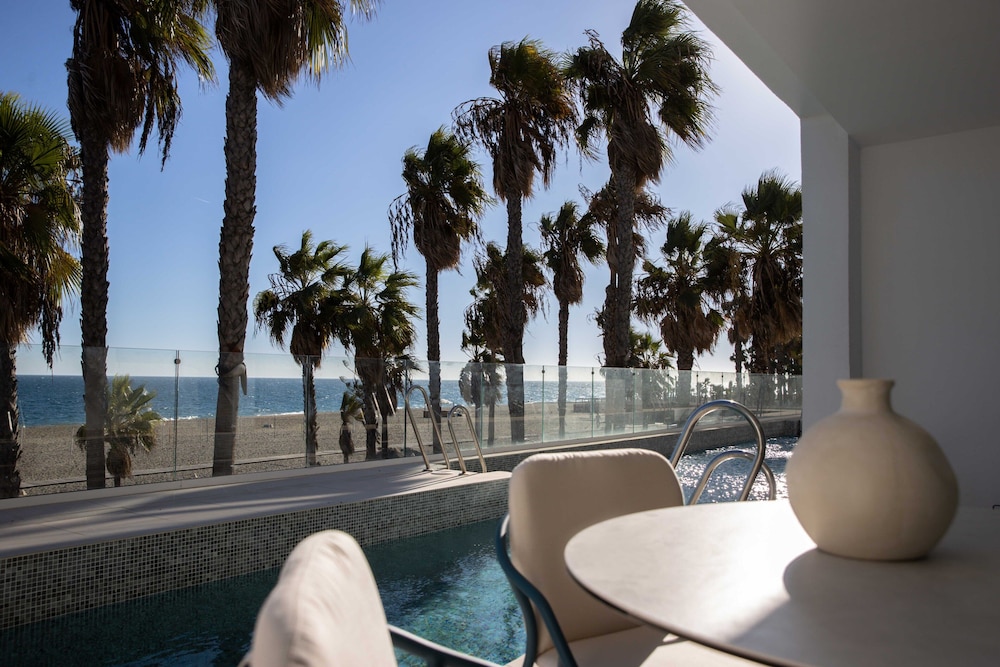 Premium Deluxe sea view with shared pool