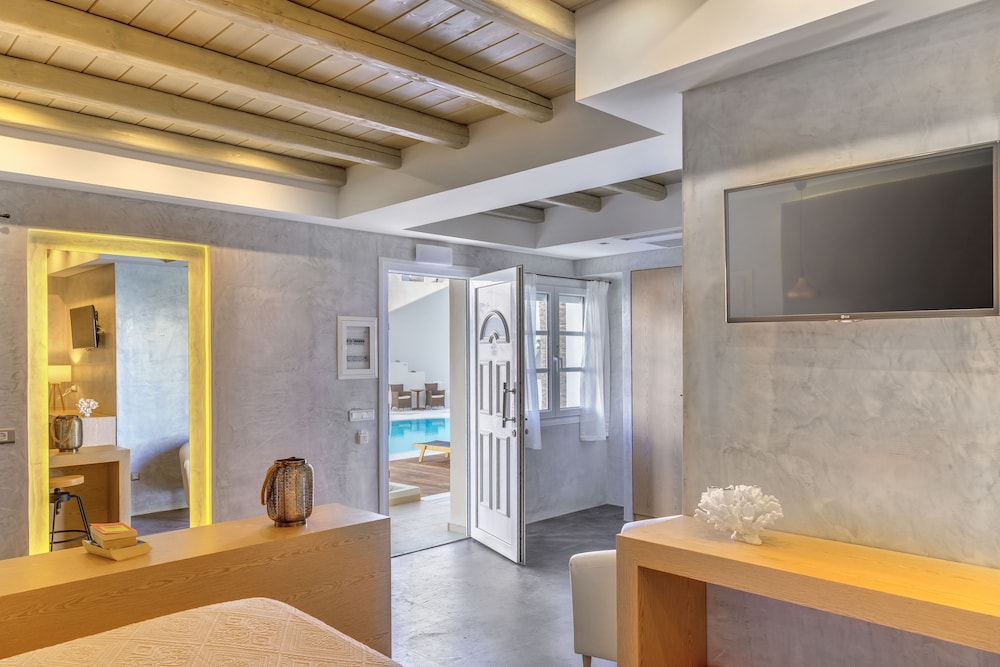Suite, Pool View photo 2