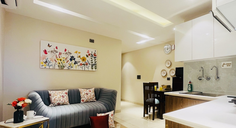 Junior Suite with Balcony - Photo 11